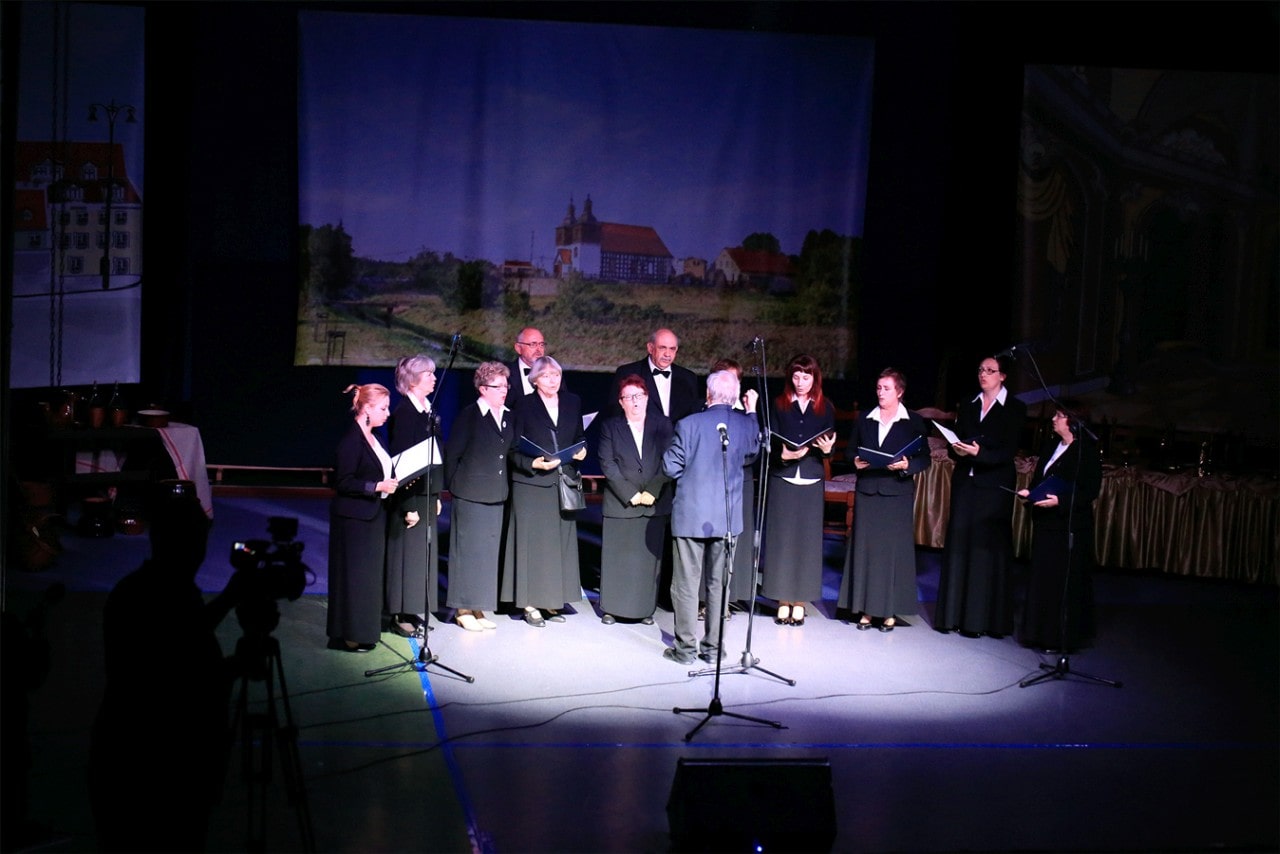Występujący na scenie chór składający się z dwunastu osób i dyrygenta